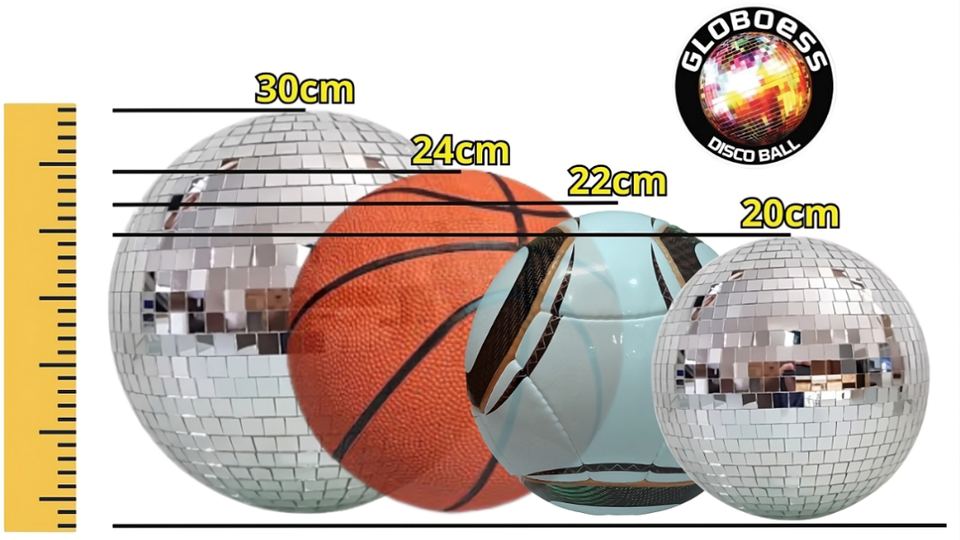 Comparação de tamanho: globo espelhado de 30 cm, bola de basquete de 24 cm, bola de futebol de 22 cm e globo de 20 cm