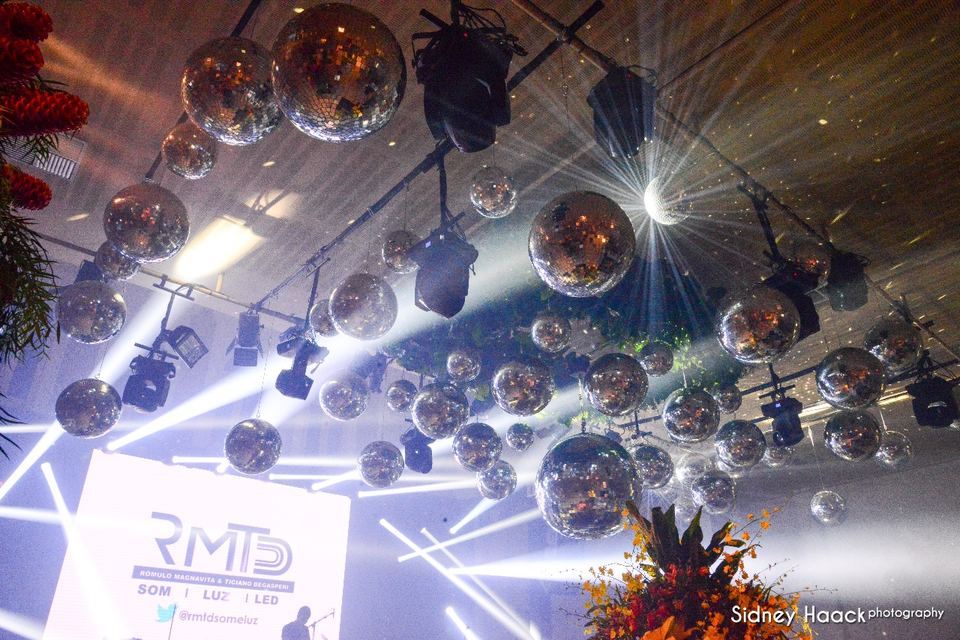 Teto de evento com globos espelhados e iluminação cênica