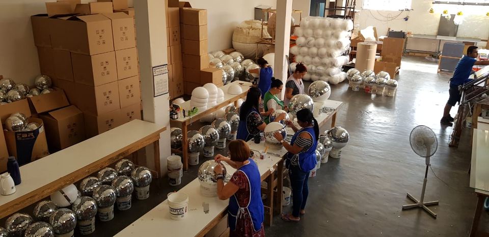 Equipe da Globoess montando globos espelhados na fábrica em São Paulo