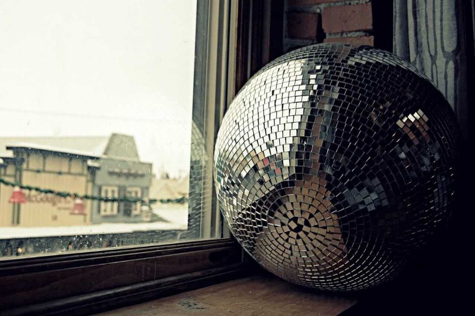 Globo espelhado grande apoiado na janela como decoração