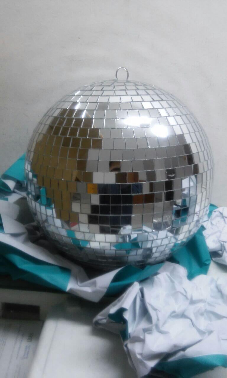Globo espelhado sendo embalado para envio