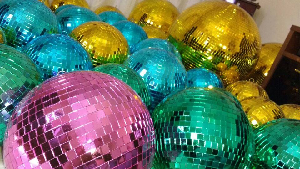 Globos espelhados coloridos para festa retrô: rosa, dourado, azul e verde