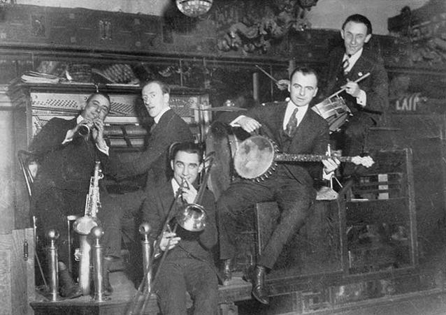 Banda Louisiana Five em 1919 com globo espelhado no palco